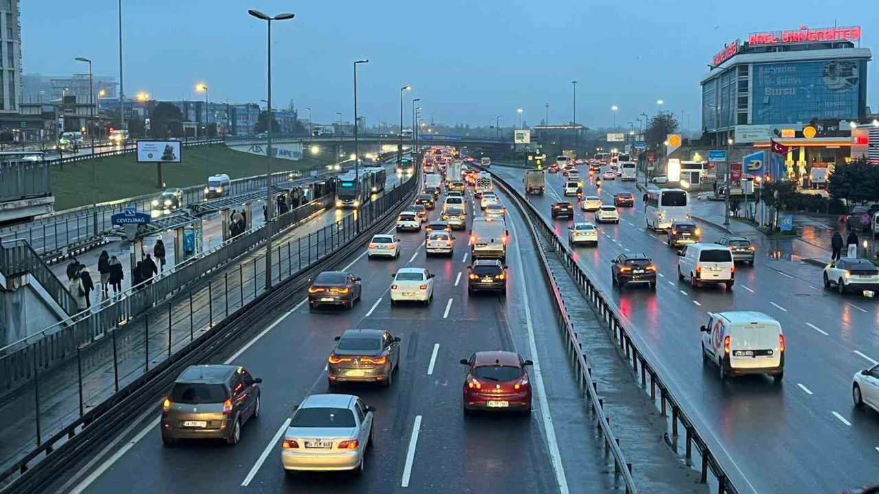 İstanbul’da bayram sonrası haftanın ilk günü sabah saatlerinde trafik yoğunluğu oluştu
