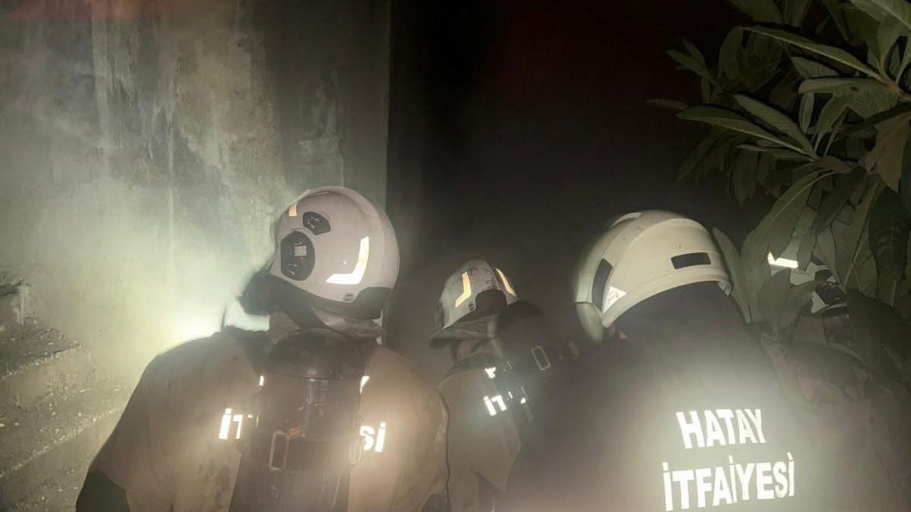 Antakya’da binanın bodrum katında yangın
