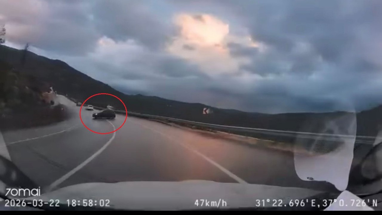 Kayganlaşan yolda kontrolden çıktı, faciadan dönülen o anlar araç kamerasına yansıdı
