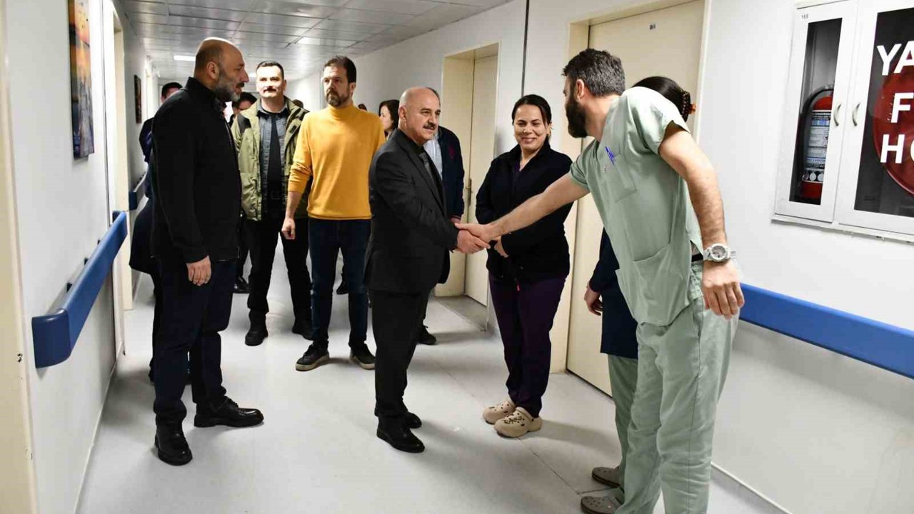 Rektör Sözbir sağlık çalışanları, hasta ve yakınları ile bayramlaştı
