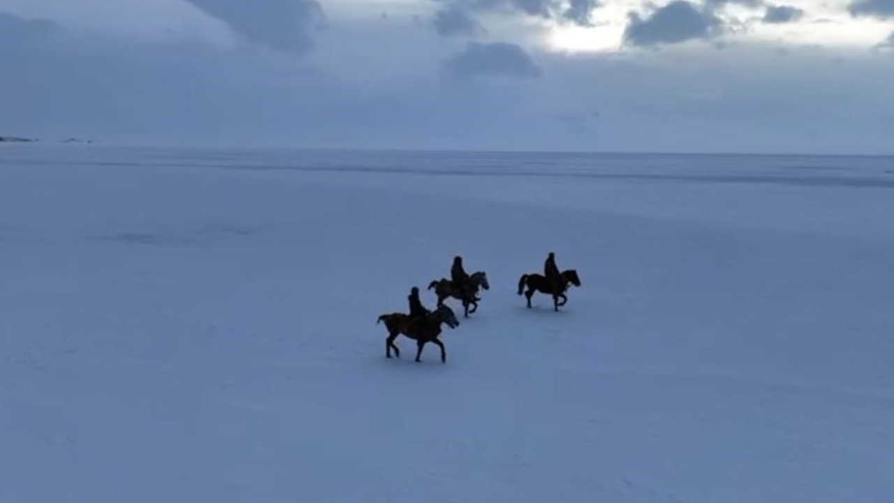 Gençler atları buz tutan Çıldır Göl’ü üzerinde dörtnala koştu
