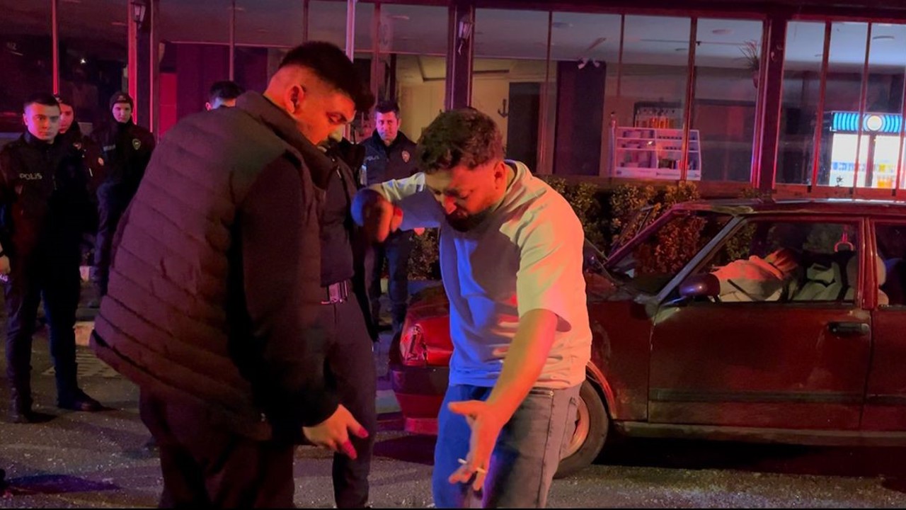 Eşinin yanında darp edildiğini iddia etti, öfkesini aracına zarar verip çıkardı...
