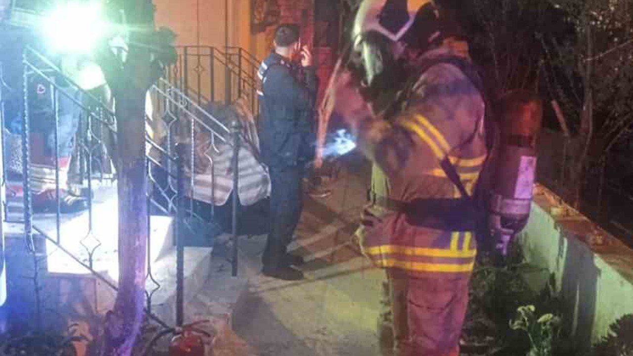 Altınoluk’ta ev yangını: 2 kişi dumandan etkilendi
