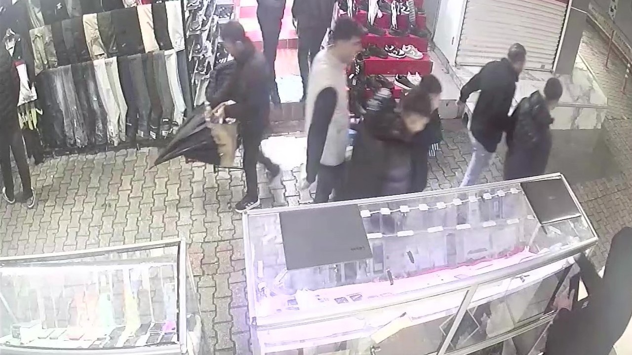 Fiyat sorma bahanesiyle girdi cep telefonu çaldı: "Hoşuma gitti" savunması yaptı
