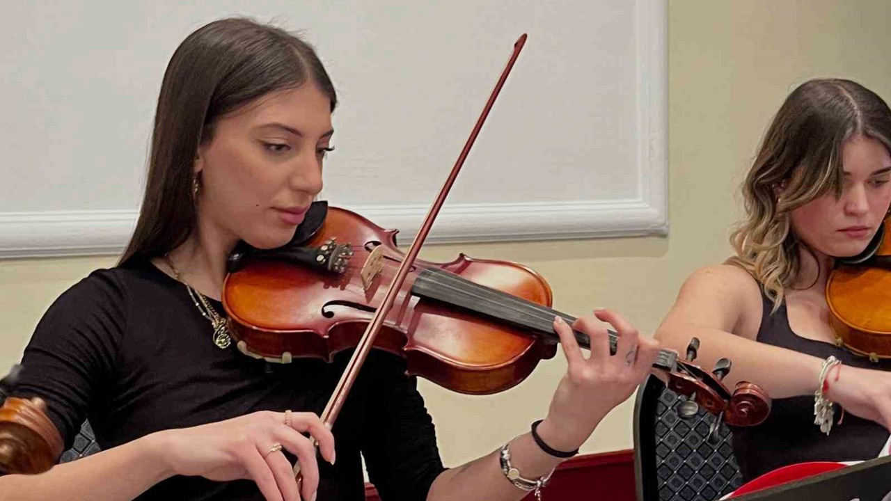 Öğrencilerden ‘çınarlara’ unutulmaz konser
