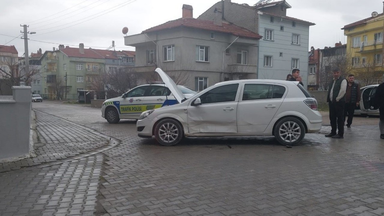 Tavşanlı’da iki otomobil çarpıştı 1 bebek 3 kişi yaralandı
