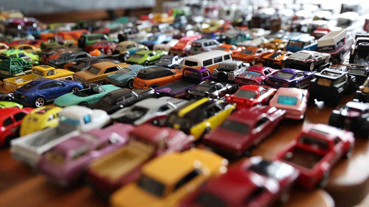 Elazığ’lı öğretmen 16 yılda bin 500 model araba topladı
