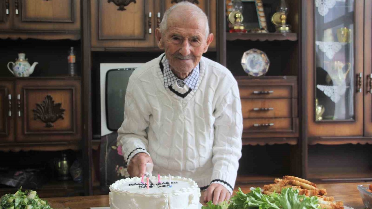 Asırlık dede, 102’nci yaşını pasta keserek karşıladı: "Sıhhatim gençlik gibi devam ediyor"
