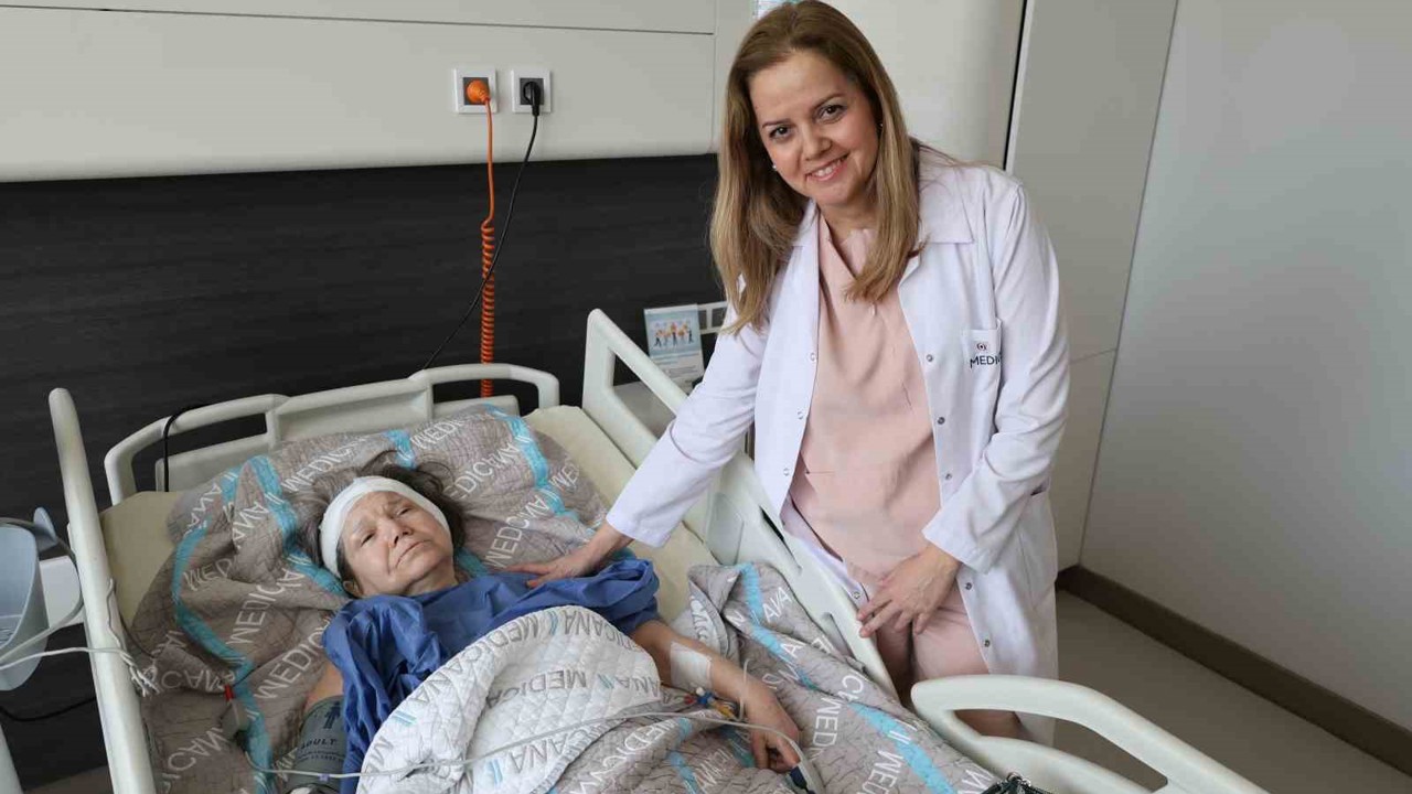 60 yıllık sessizliği koklear implantla son bulacak
