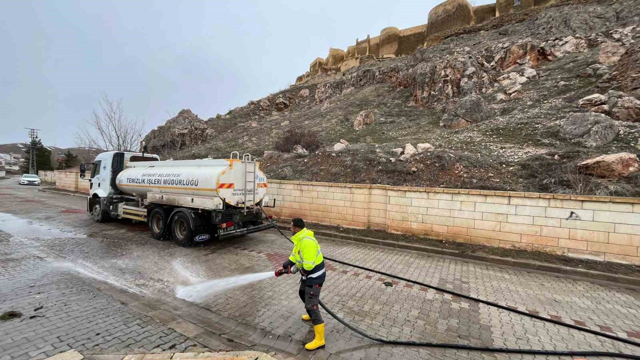 Bayburt’ta bahar temizliği kapsamında yollar ve kaldırımlar tazyikli suyla yıkanıyor

