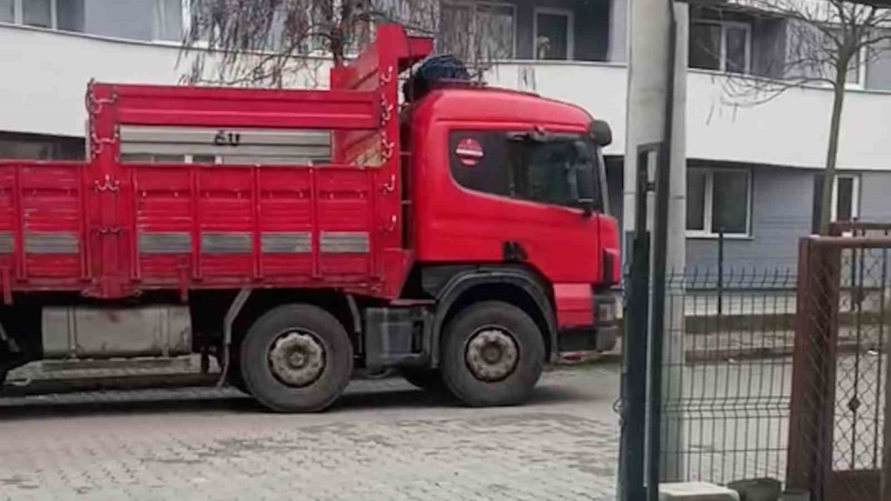 Bolu’da çalıntı tır sokakta park halinde bulundu
