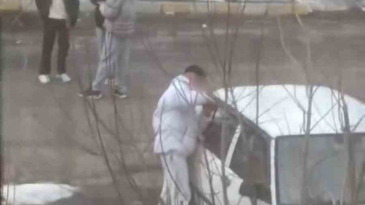 Tornavida ile otomobilin kapısını zorlayan gençler kameraya yakalandı
