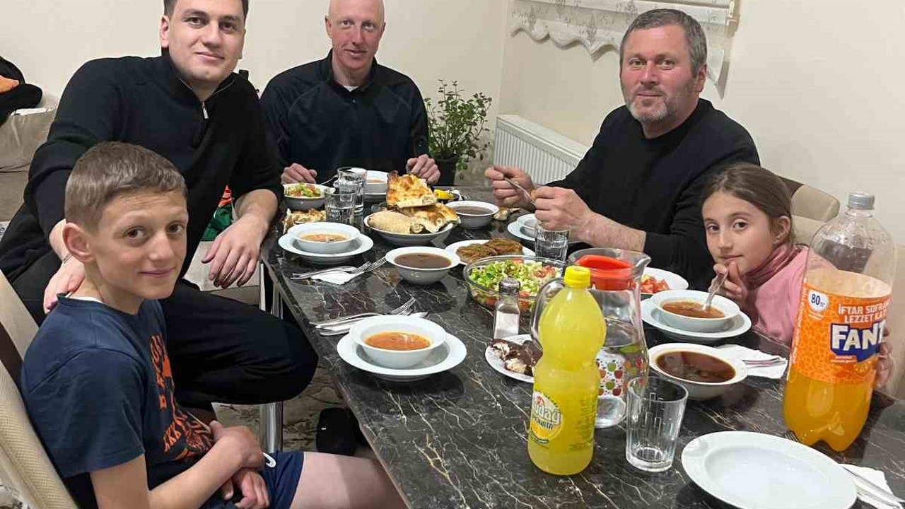 Dünya turuna çıkan turist, Bayburt’ta misafirperverliğe hayran kaldı
