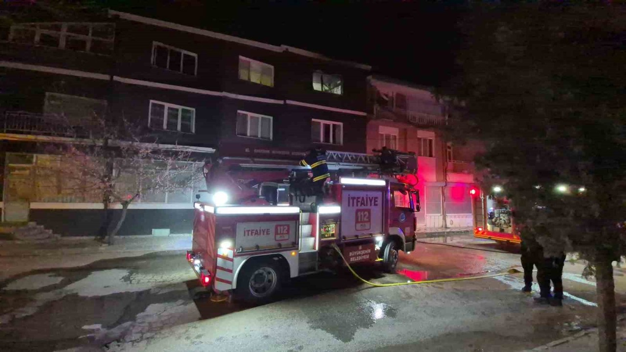 Eskişehir’de gece yangın paniği: 1’i bebek 3 yaralı
