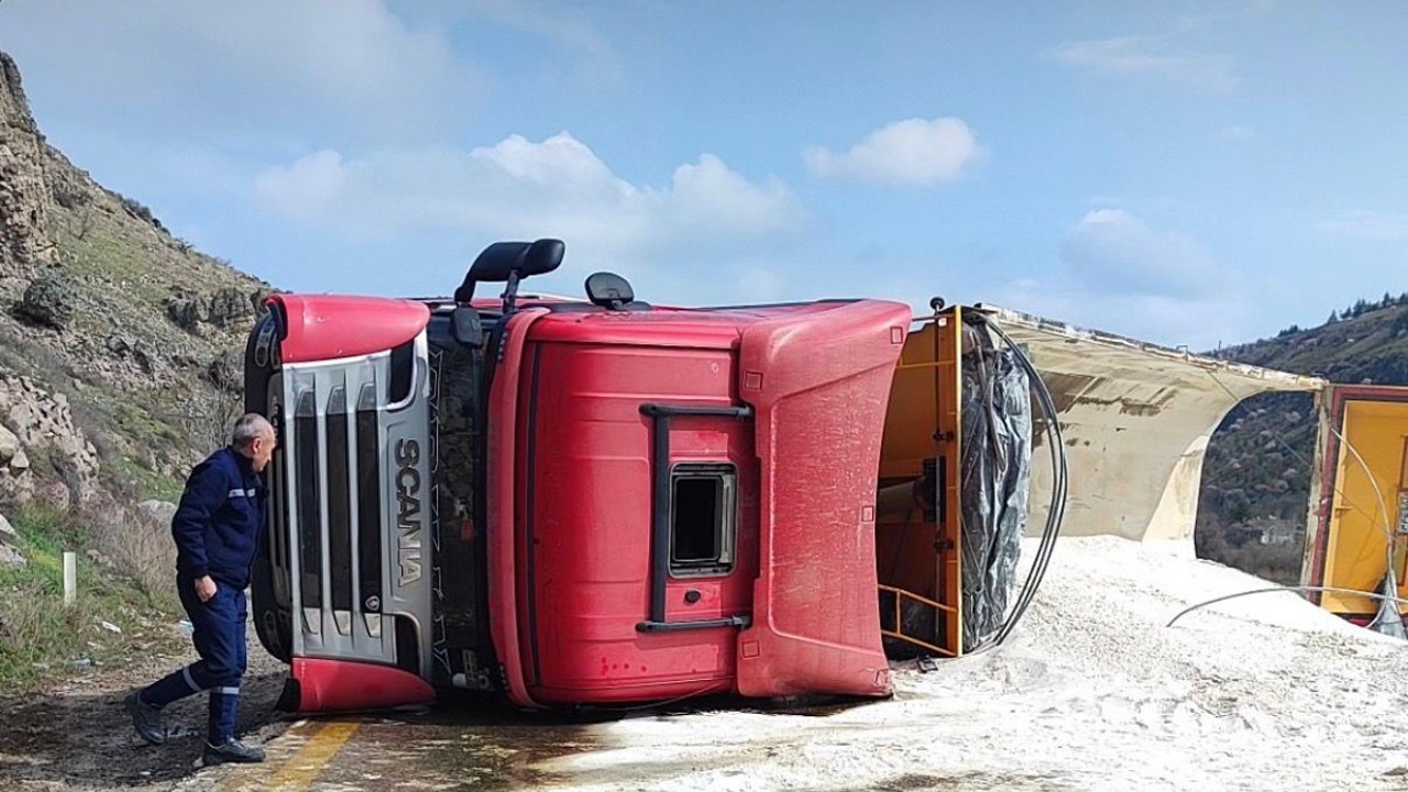 Sincan’da tır kazası: Zir Vadisi yolu trafiğe kapandı
