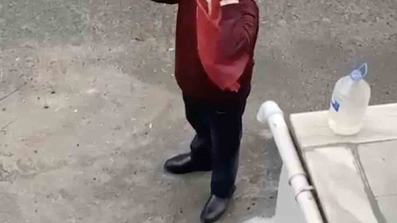 Yerde gördü, öperek yerine astı: İzleyenler duygulandı
