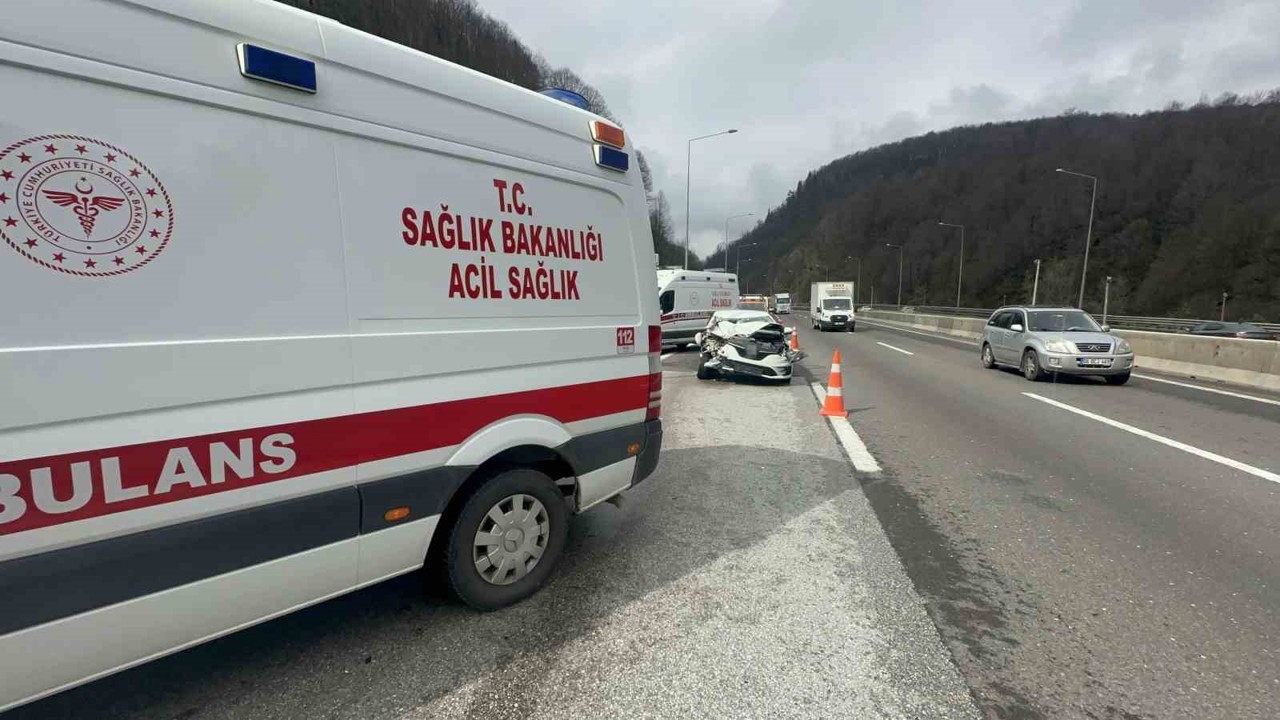 Bolu Dağı Tüneli’nde otomobille kamyonet çarpıştı: 2’si çocuk 4 yaralı
