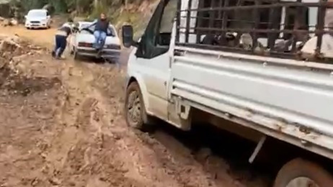 Heyelan sonrası yol çamura bulandı, offroad yarışlarını aratmayan görüntüler ortaya çıktı
