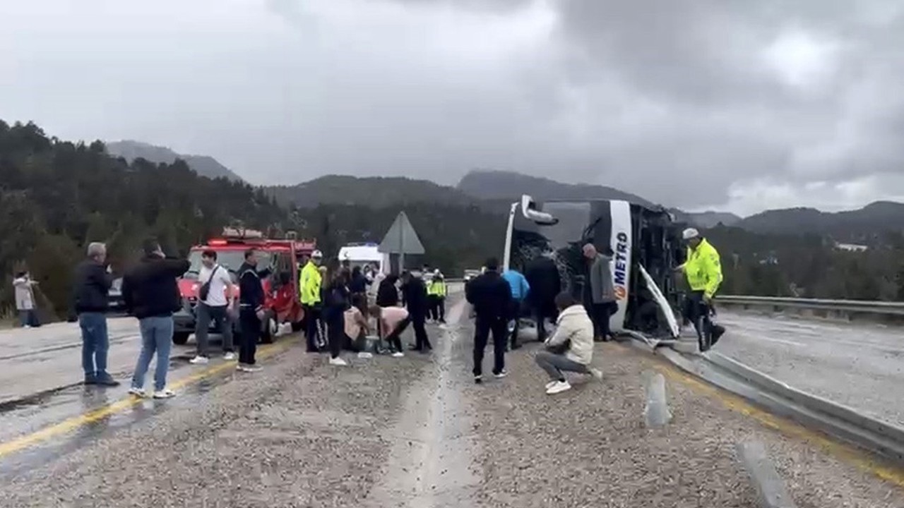 Konya’da yolcu otobüsü devrildi
