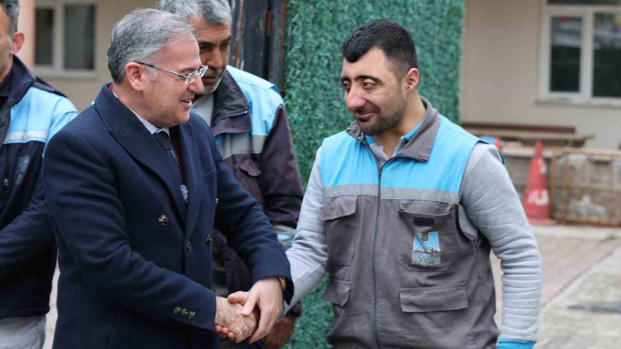 Hacılar Belediyesi personeli mesai başlangıcında bayramlaştı
