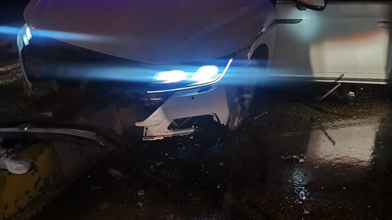 Mardin’de otomobil refüje çarptı: 2 yaralı
