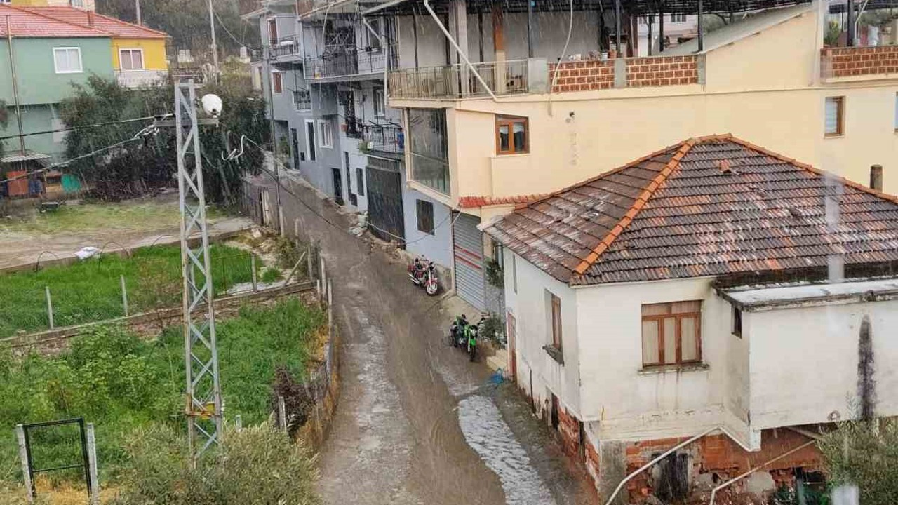 Köşk’te dolu yağışı etkili oldu, yollar beyaza büründü
