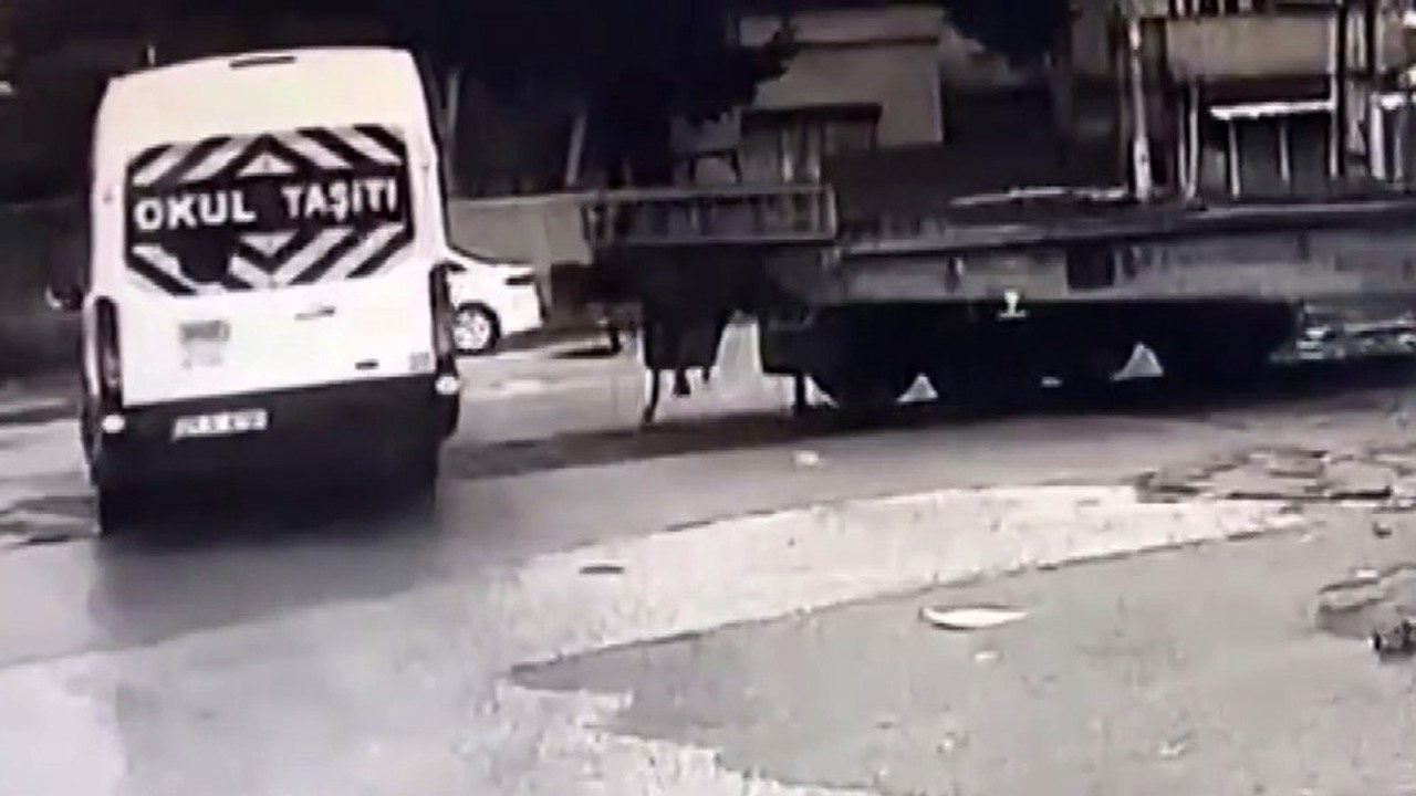 Hemzemin geçitte öğrenci servisine tren çarptı: O anlar kamerada
