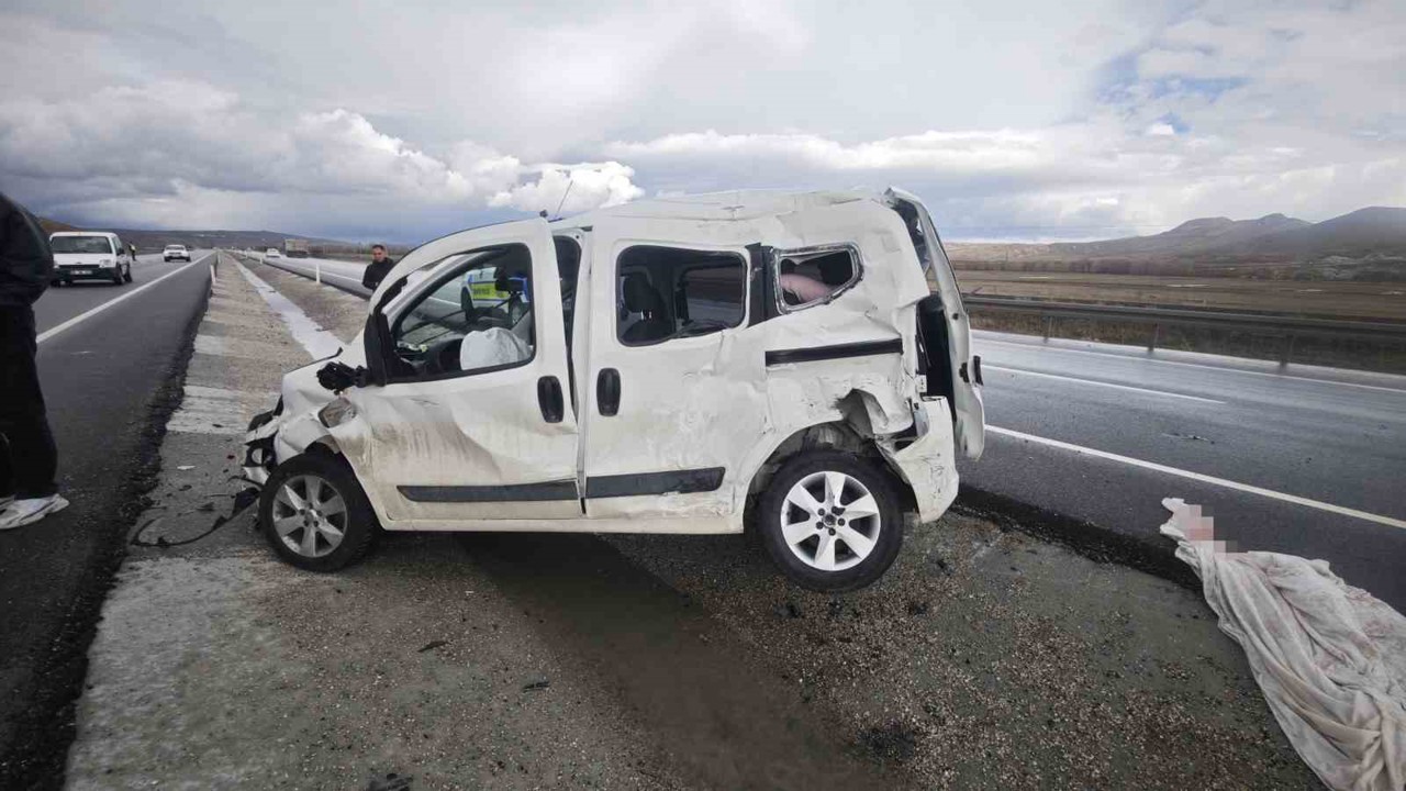Emniyet kemerini takmayan sürücü araçtan fırladı
