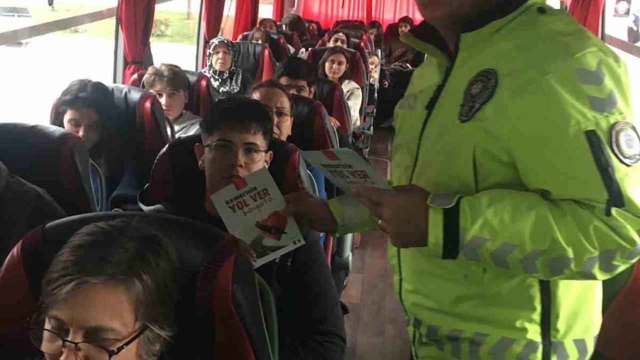 Burdur’da otogarda emniyet kemeri kullanımı hakkında bilgilendirme
