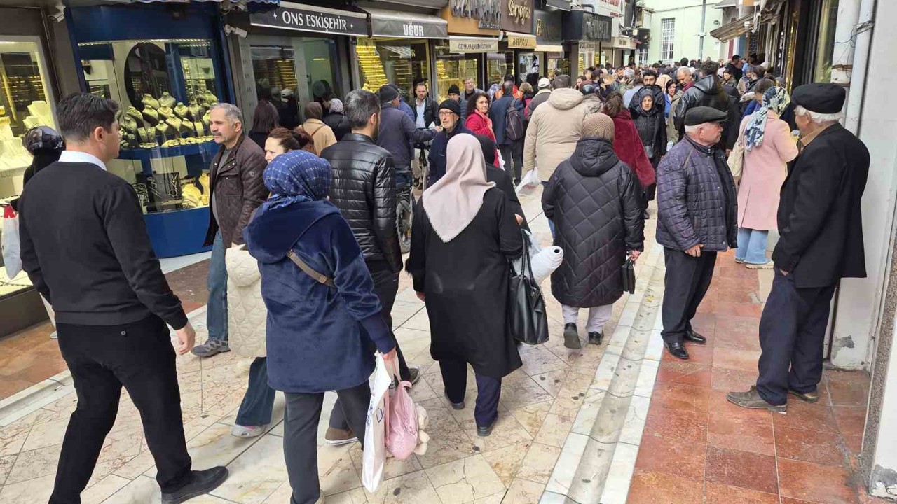 Altın fiyatları düşünce vatandaşlar kuyumculara akın etti
