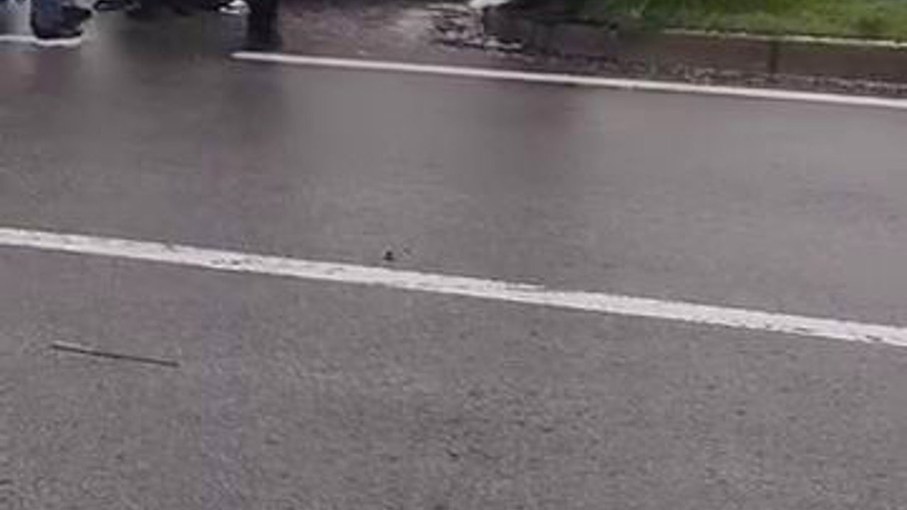 Diyarbakır’da trafik kazası: Araç refüje çarparak durabildi
