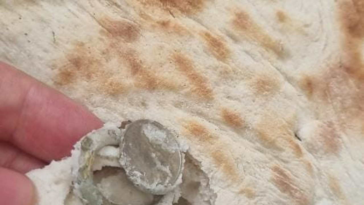 Ekmeğin içerisinden bozuk para halkası çıktı
