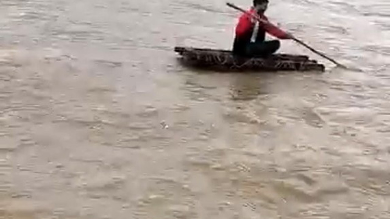 Mardin’de taşan derede sal keyfi
