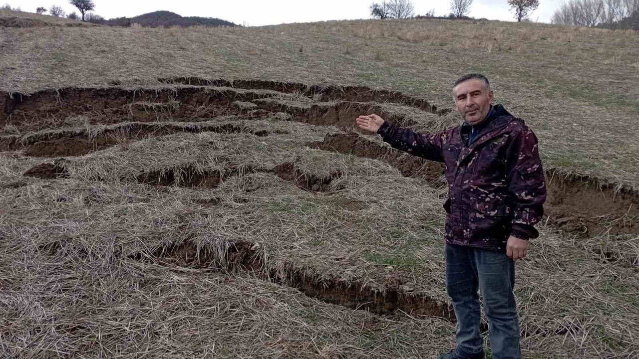 Tokat’ta yağış sonrası heyelan tarlayı kullanılamaz hale getirdi
