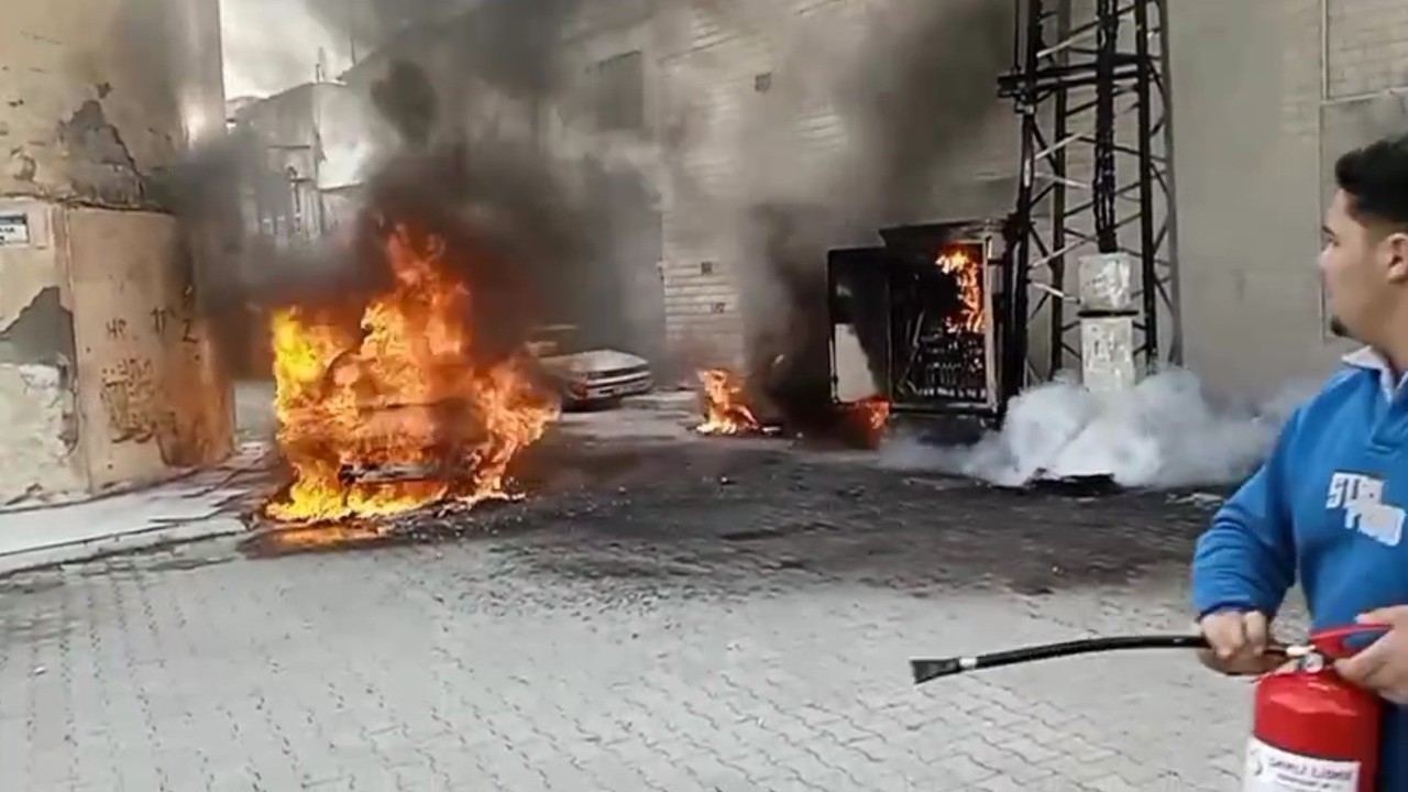 Elektrik panosu alev aldı, 3 araç zarar gördü
