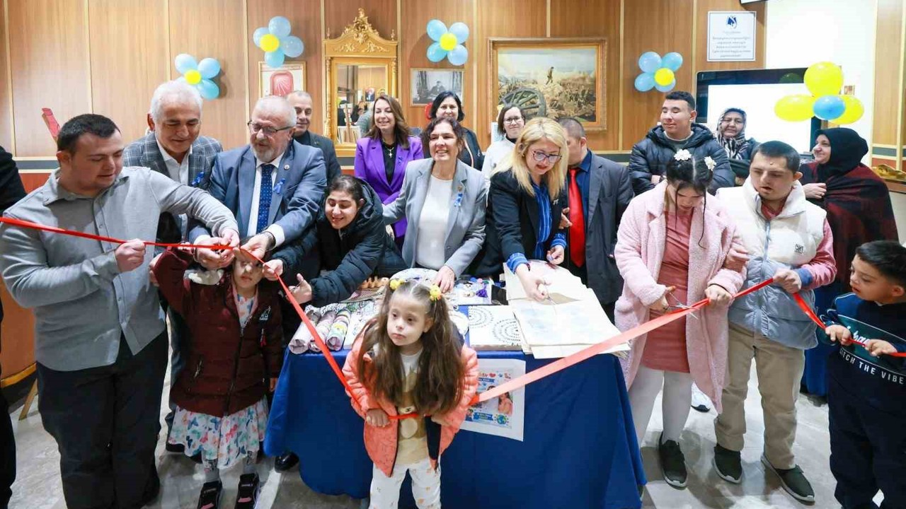 Özel ihtiyaçlı bireylerin eserleri sergilendi
