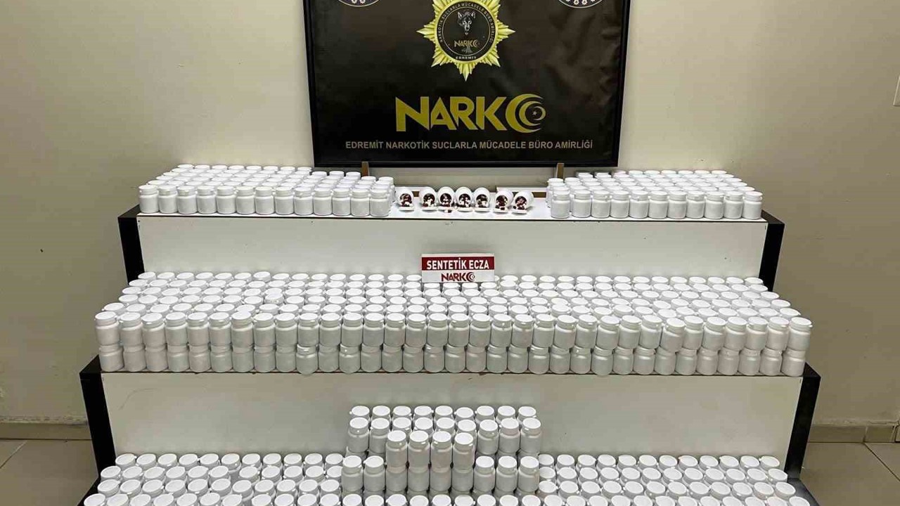 Edremit’te araçta 42 bin 600 sentetik ecza ele geçirildi
