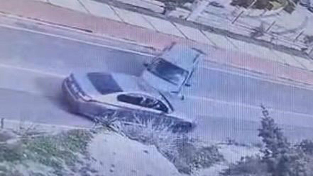 Çeşme’de kaza yapan sürücüye yumruklu saldırı kamerada
