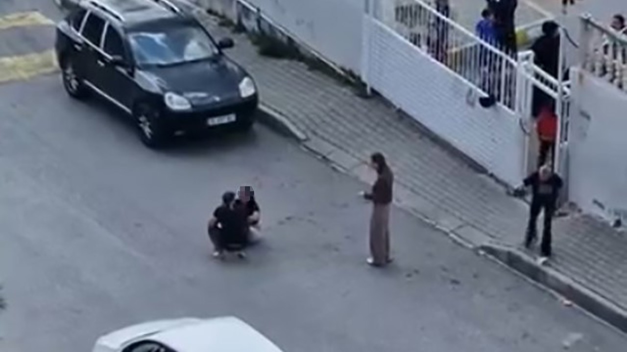 Sokak ortasında karısını dövdü, okuldaki çocuklar izledi
