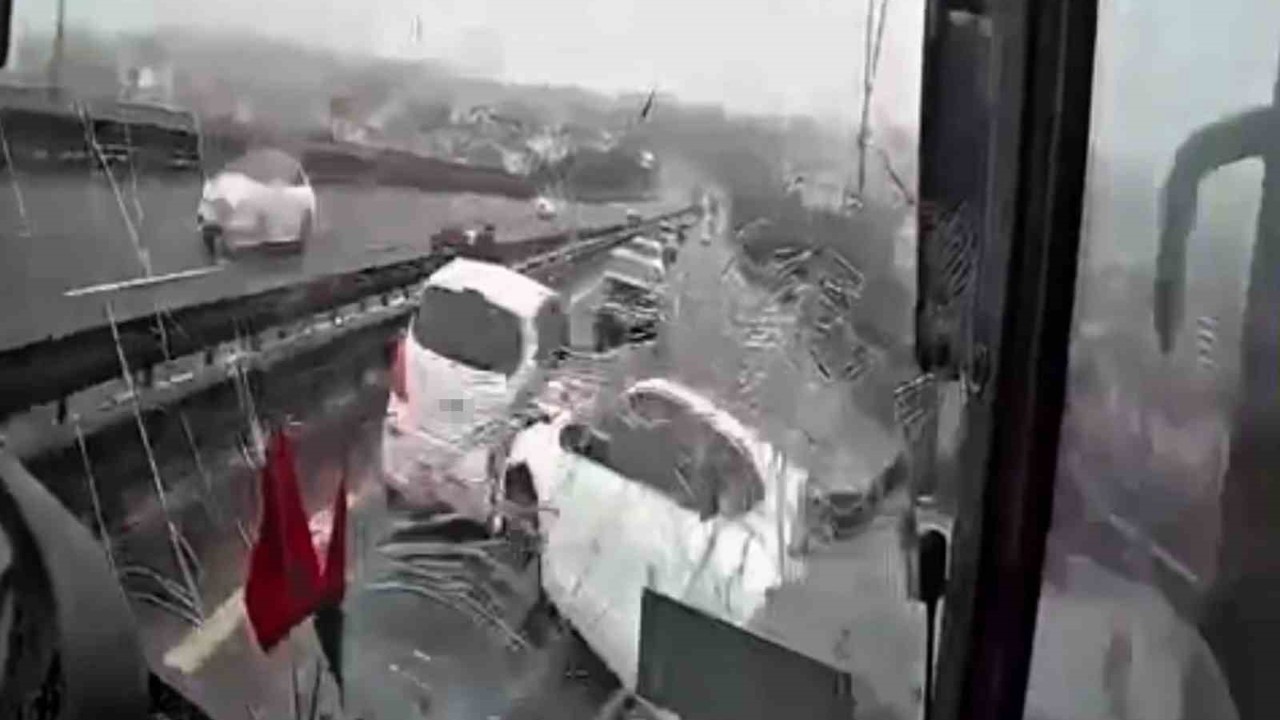 8 kişinin yaralandığı kaza anı kamerada
