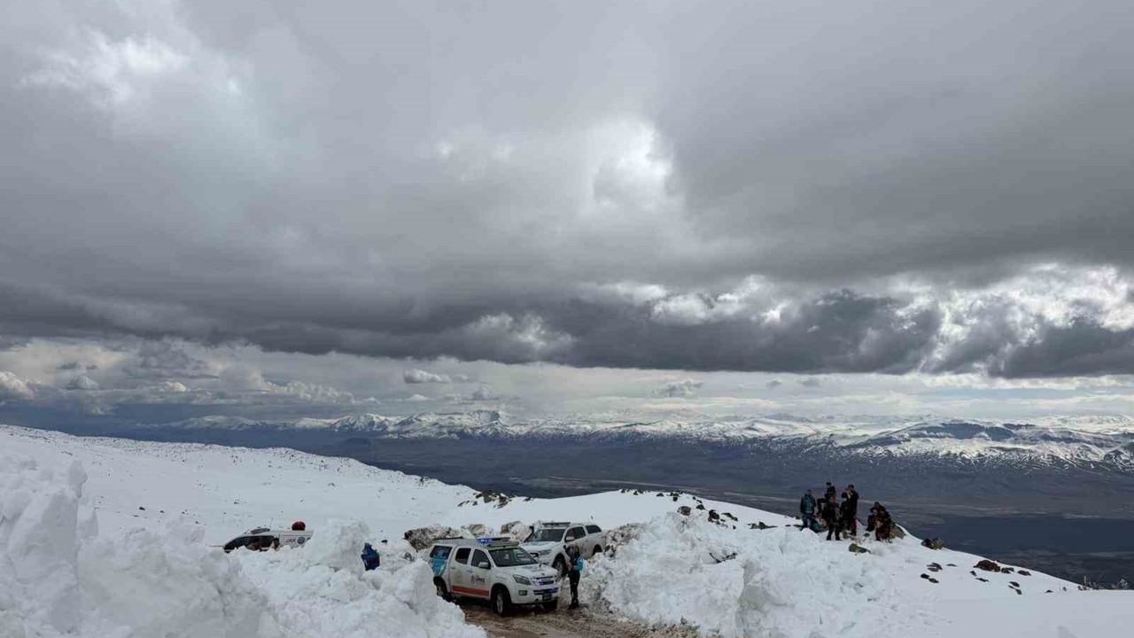 Ağrı Dağı’nda kaybolan dağcı için arama çalışması başlatıldı
