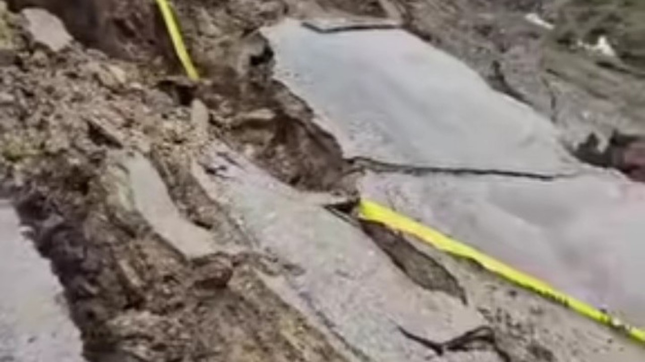 Bitlis’te yağmur sonrası köy yolunda çökme meydana geldi
