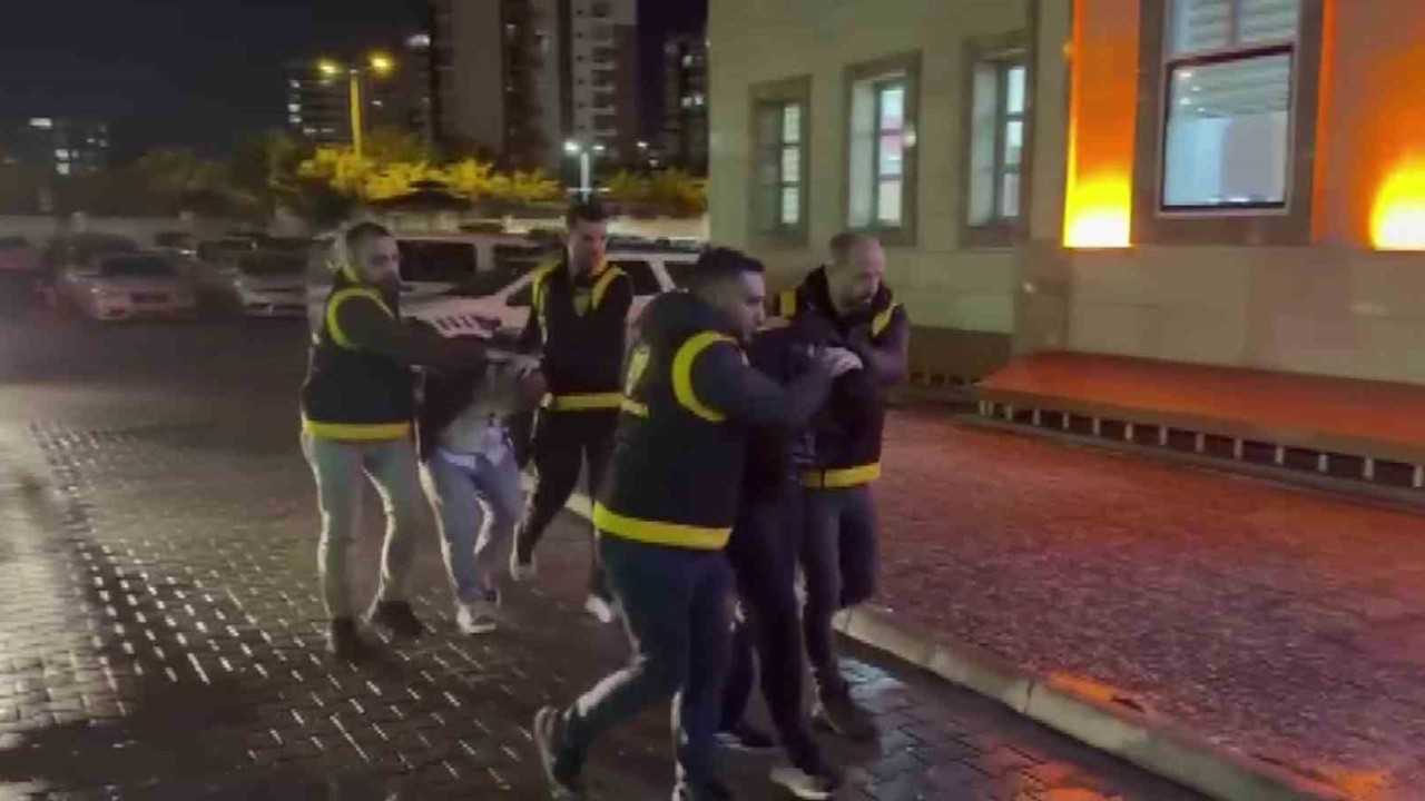 Trafikte bıçakla dehşet yaşatan baba-oğula 363 bin TL ceza
