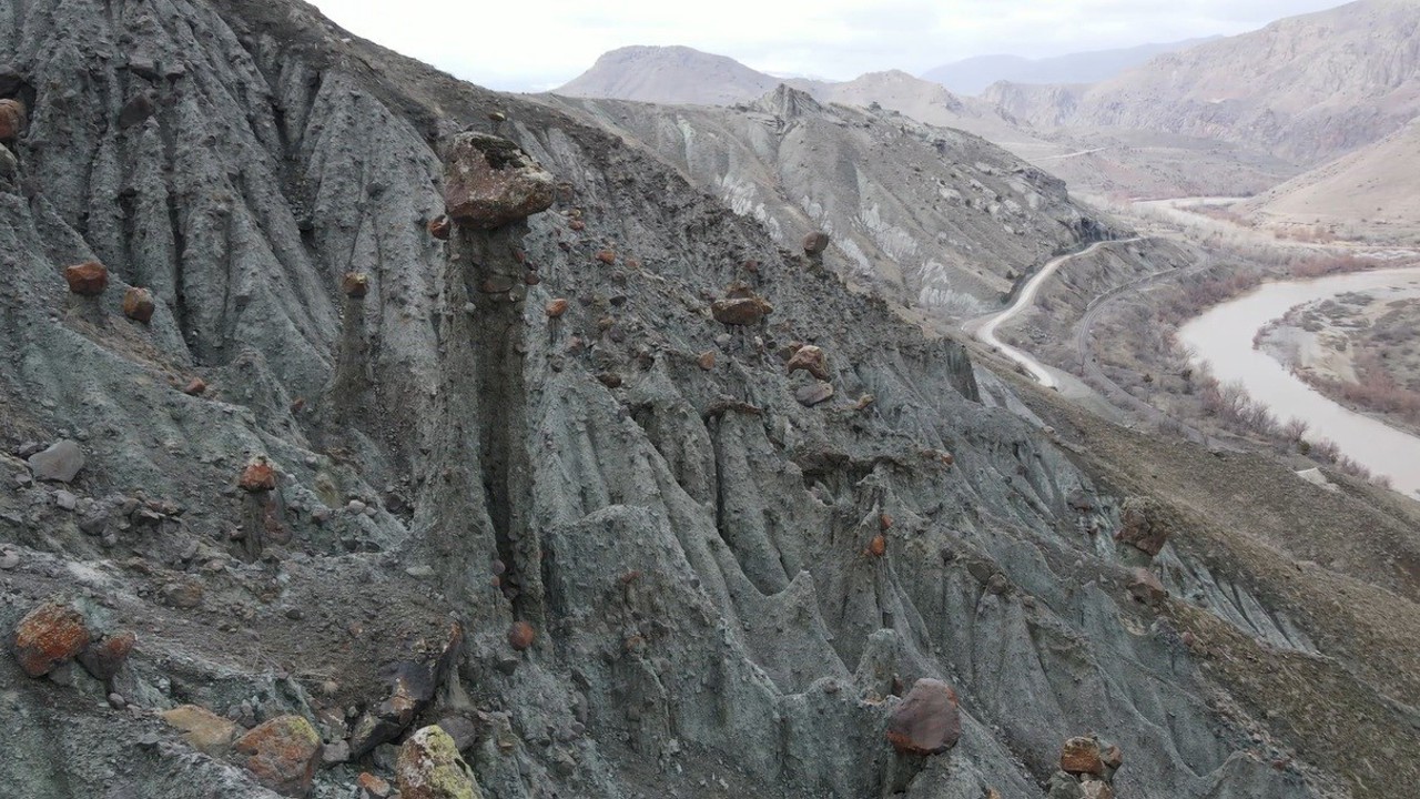 Erzincan’da peri bacalarını andıran doğal oluşumlar ilgi görüyor
