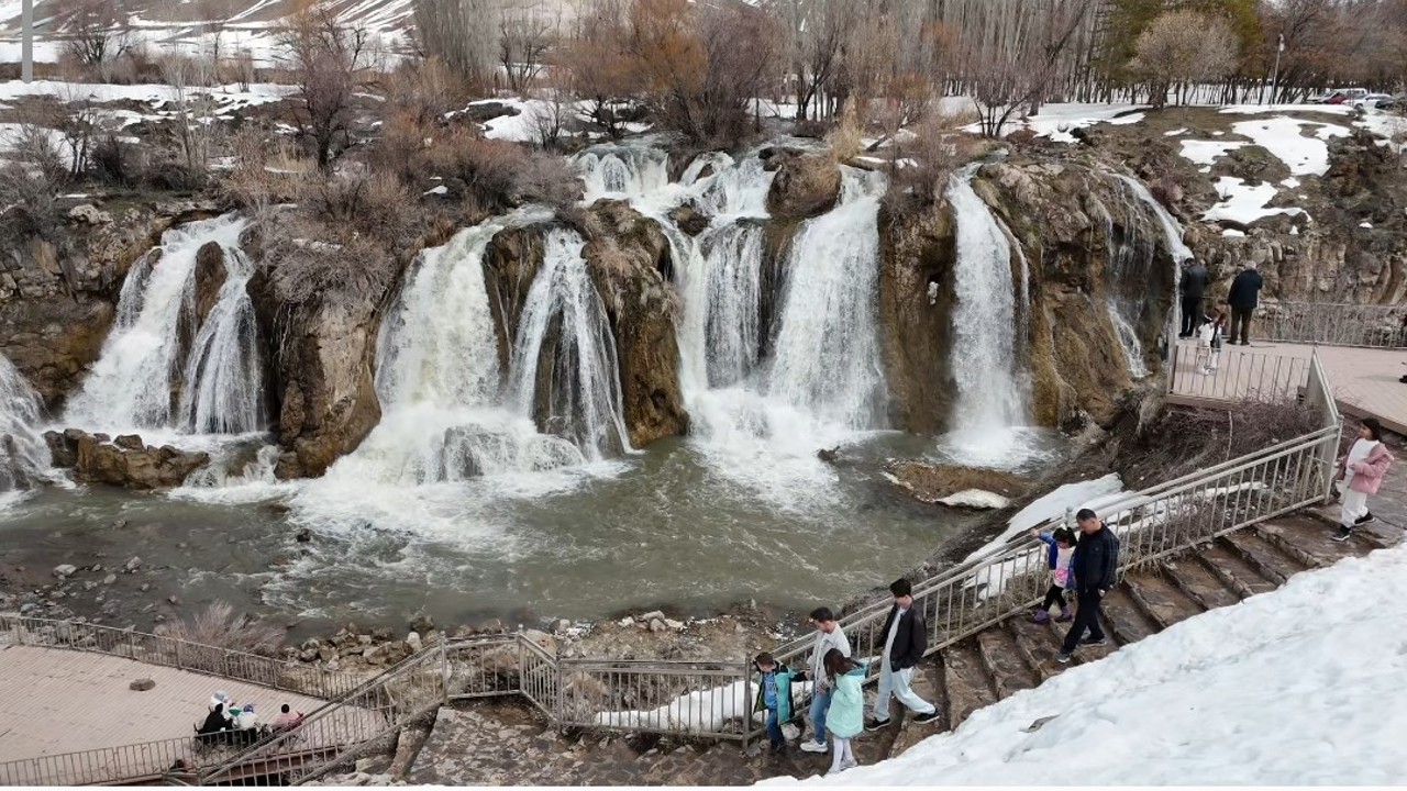 Muradiye Şelalesi her mevsim ayrı bir güzel
