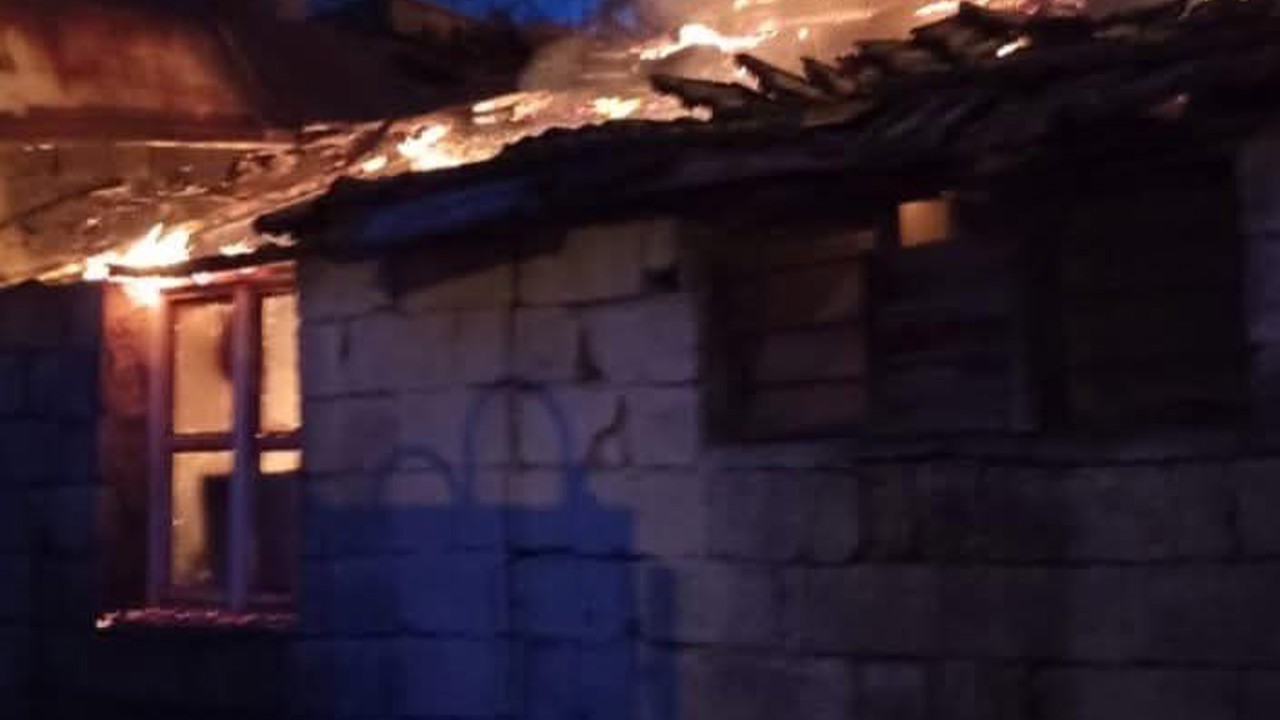 Dörtyol’da metruk bina yangını
