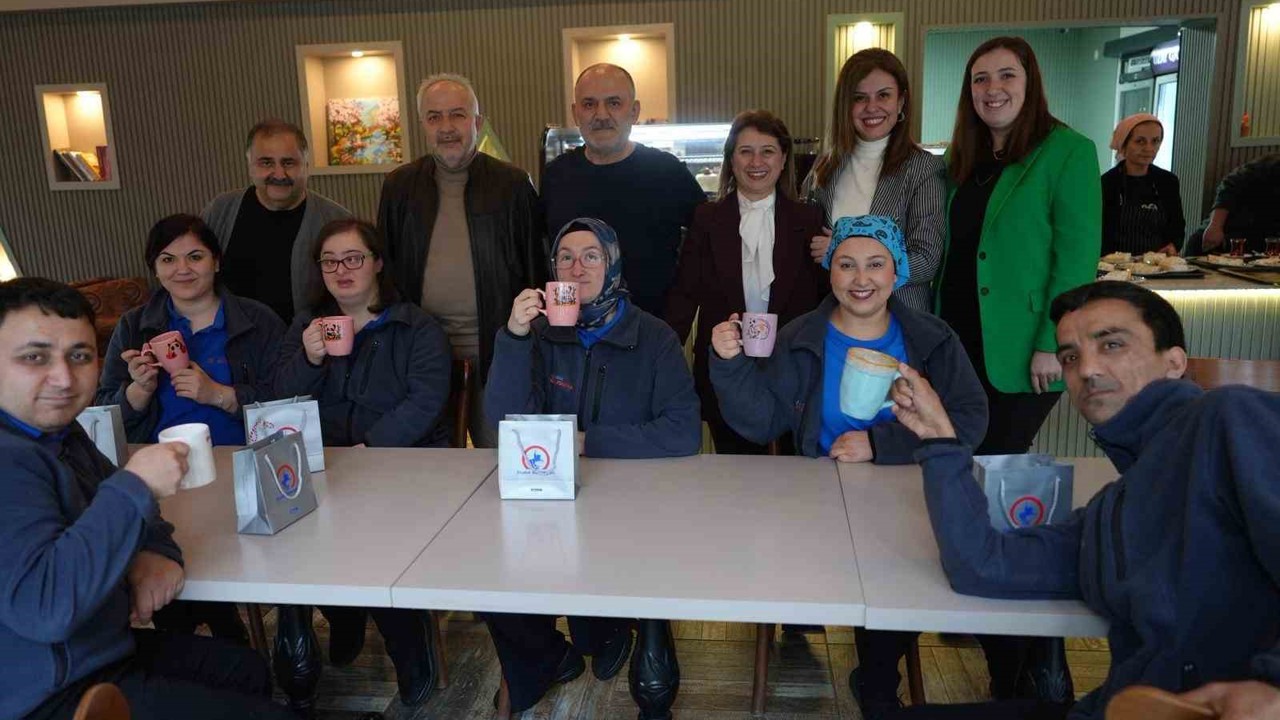 Ünlü oyuncu Çelebi down sedromlu bireylerin çalıştığı kafede
