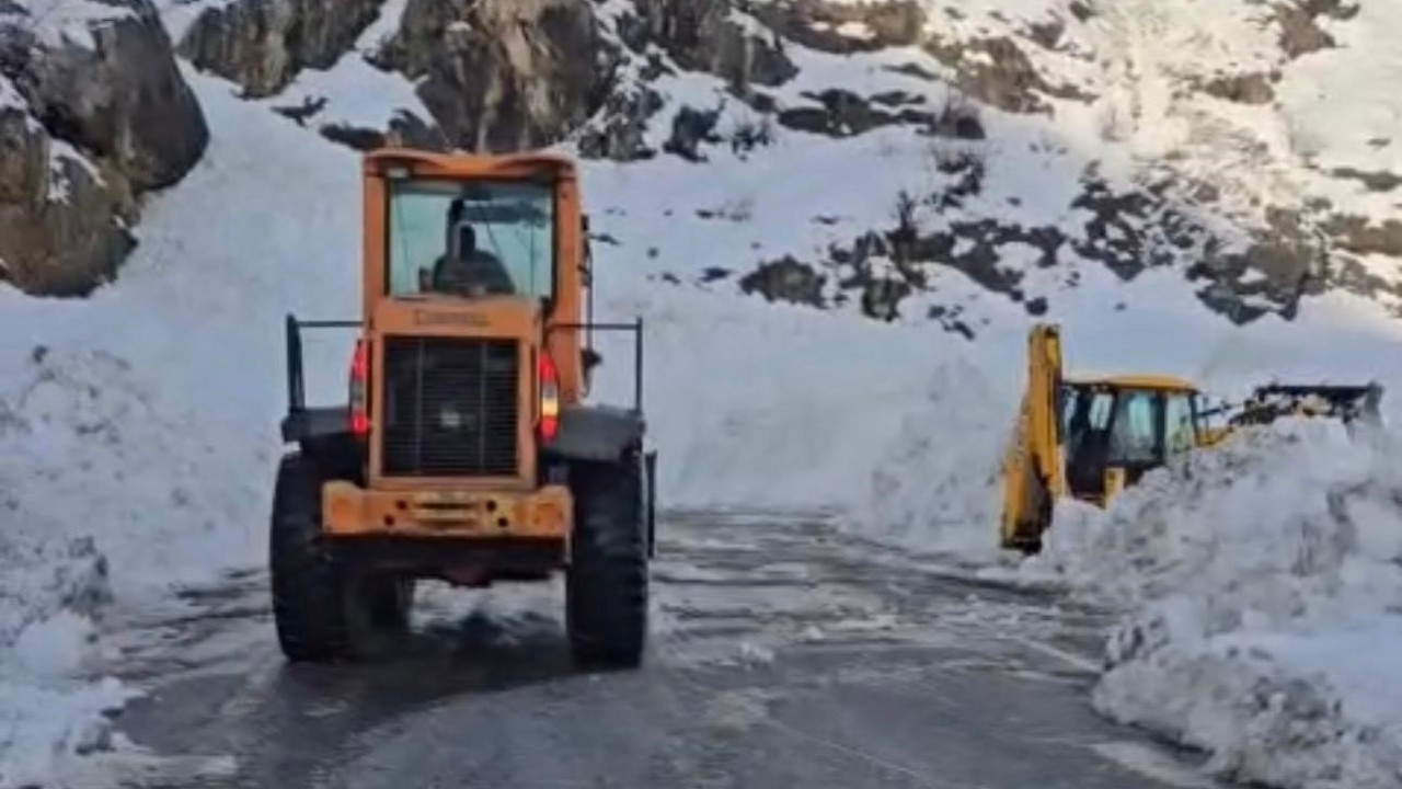 Çığın düştüğü Şırnak-Hakkari yolu ulaşıma açıldı
