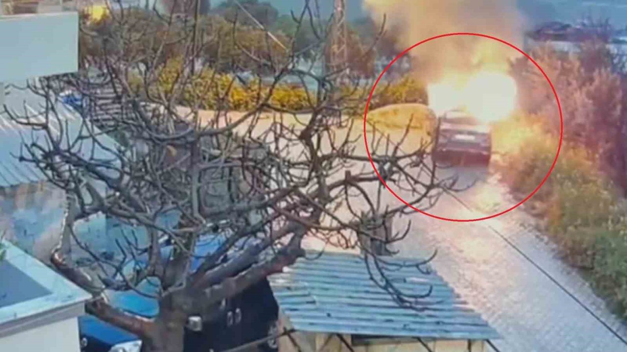 Park halindeki otomobili benzin döküp kundaklamak isterken kendini yaktı
