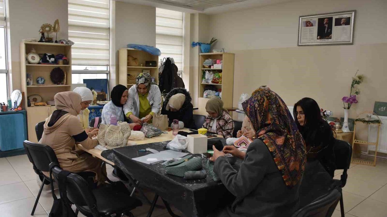 Kadınlar hem öğreniyor hem aile bütçesine katkı sağlıyor
